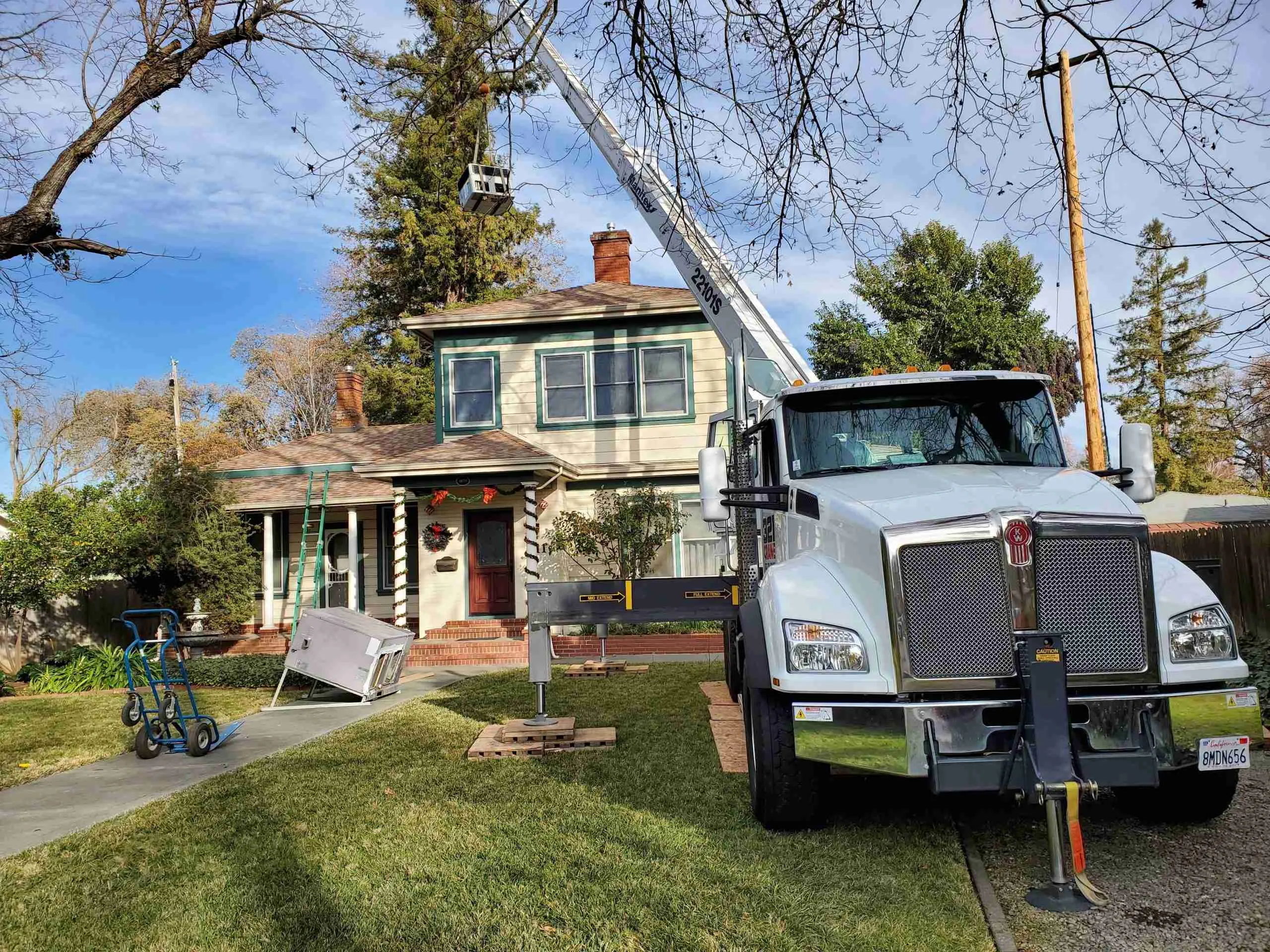 HVAC technician performing a repair in Rio Bravo